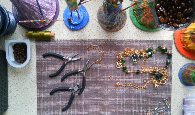 Процес виготовлення статуетки африканки