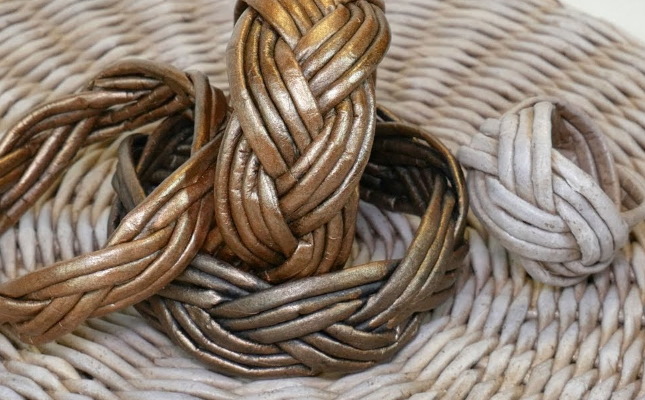 Браслети з газетних трубочок