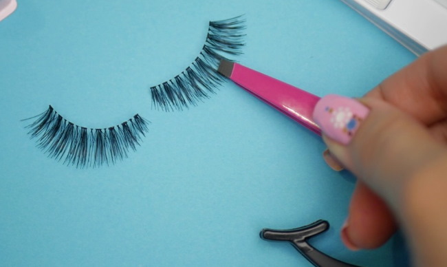 Накладні вії допоможуть завершити образ африканки